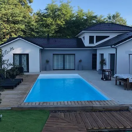 Studio & Jacuzzi Privatif Utilisable Toute L'annee Apartmán Lons