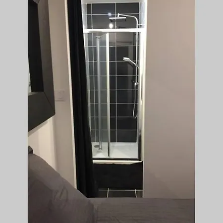 Studio & Jacuzzi Privatif Utilisable Toute L'annee Apartmán Lons